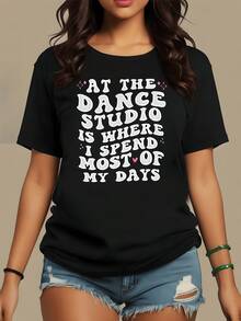 Frase sobre pasar la mayor parte del tiempo en el estudio de danza expresando pasión por el baile con tipografía divertida y toque juvenil camiseta de mujer casual cómoda para uso diario - Negro - Ver 1