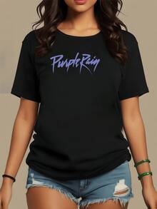 Texto artístico en tono púrpura que evoca fuerza serenidad y conexión con la naturaleza bajo la lluvia simbolizando libertad y autenticidad camiseta de mujer casual moderna y cómoda para uso diario - Negro - Ver 8
