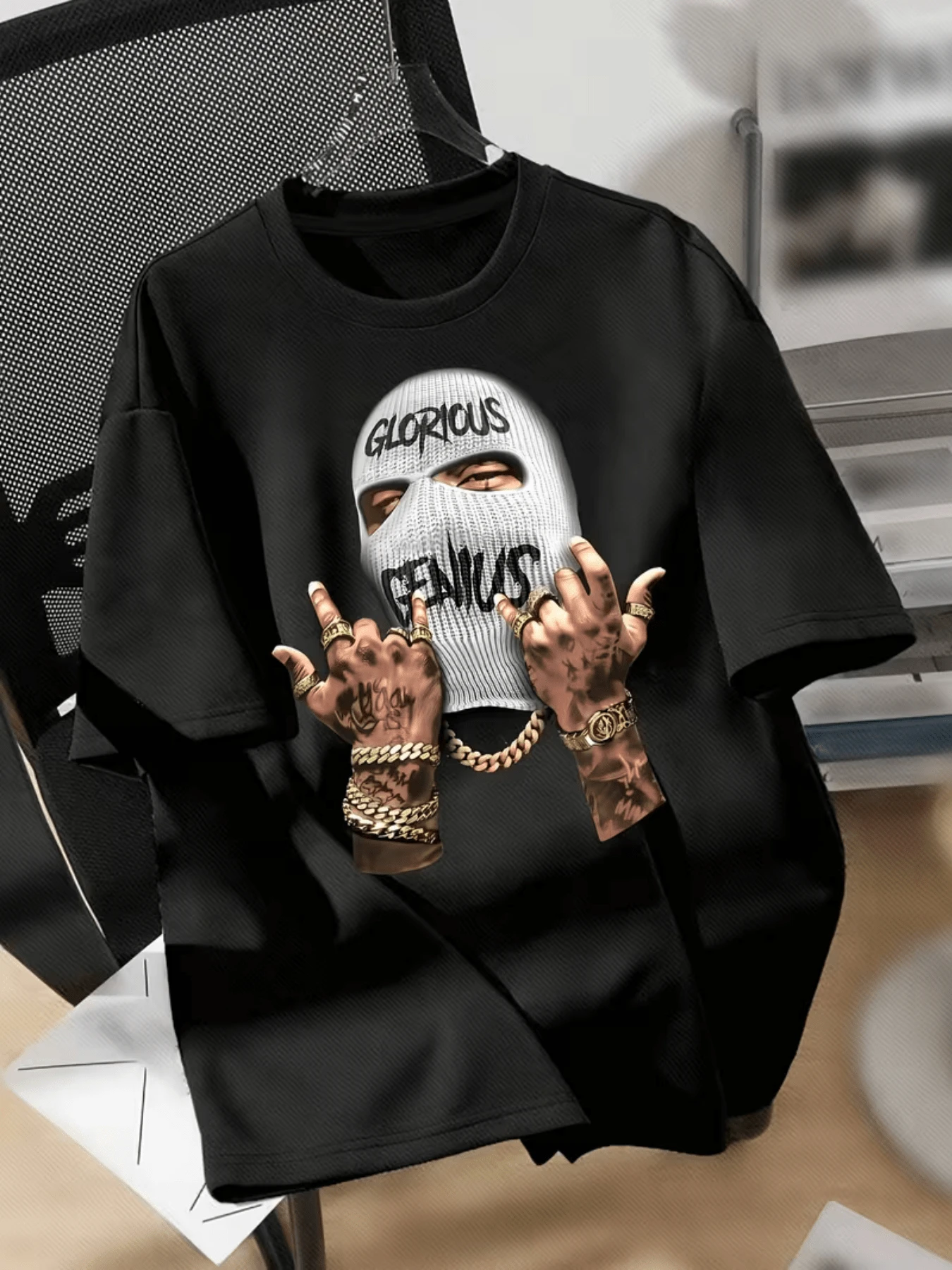 Tattooed Hands Displaying A Rebellious Attitude With Gold Chains And A Shiny Mask Expressing Strength, Freedom, And Modern Urban Style. Comfortable Casual Women's T-Shirt - 黑色 - 查看 1