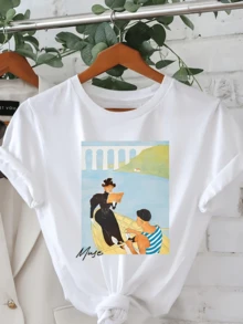 Escena artística muestra a una mujer elegante leyendo mientras un hombre rema en un bote sobre aguas tranquilas con fondo de colinas verdes y un puente antiguo que evoca serenidad y romance camiseta de mujer con estampado moderno y toque artístico casual - Blanco - Ver 6