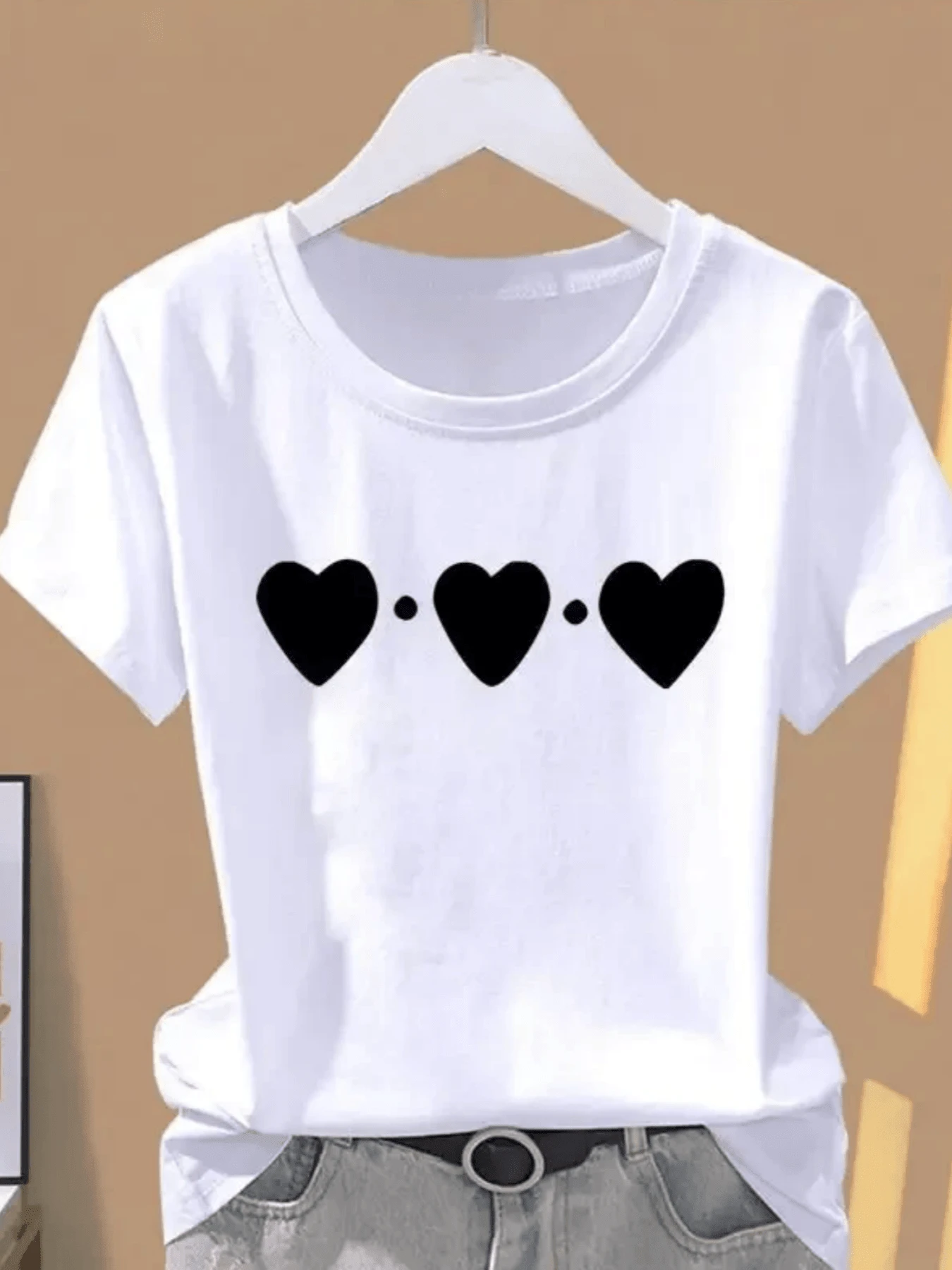 Tres corazones juntos simbolizan amor continuo conexión emocional y energía positiva que inspiran confianza y ternura camiseta de mujer casual moderna para uso diario cómoda y ligera - Blanco - Ver 1