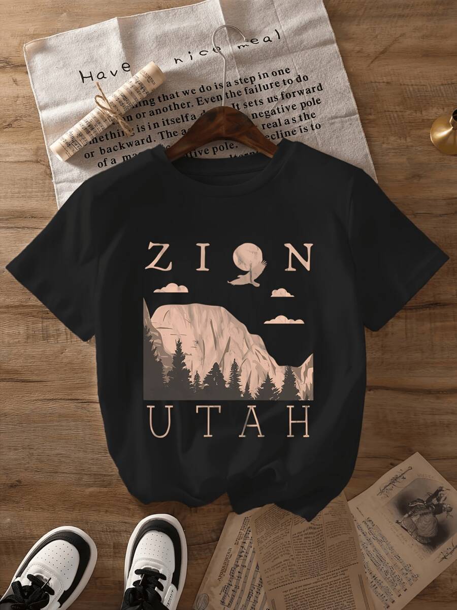 Montañas majestuosas con pinos altos y una luna llena elevándose sobre el horizonte evocando la calma del parque nacional de Utah camiseta de mujer casual cómoda para verano y aventuras al aire libre - Negro - Ver 1