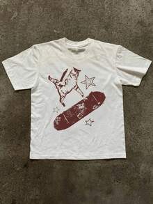 Gato realizando un salto extremo sobre una patineta rodeado de estrellas simbolizando libertad energía y movimiento dinámico con toque artístico urbano camiseta de mujer casual moderna cómoda para uso diario - Blanco - Ver 1