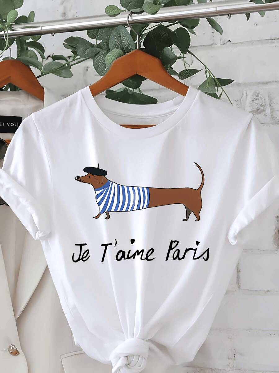 Dachshund Wearing A Beret And Striped T-Shirt, Inspired By Parisian Charm, Symbolizing Tenderness, Love Of Fashion, And A Traveler's Spirit. Comfortable, Casual Women's T-Shirt For Everyday Wear. - 白色 - 查看 1
