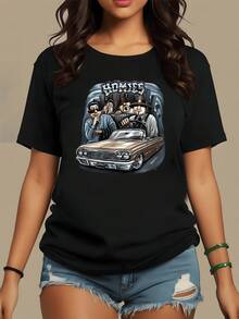 Auto clásico con amigos celebrando la lealtad y el espíritu urbano mostrando una atmósfera de barrio y amistad sincera que evoca confianza y estilo callejero moderno camiseta de mujer casual cómoda para uso diario - Negro - Ver 8