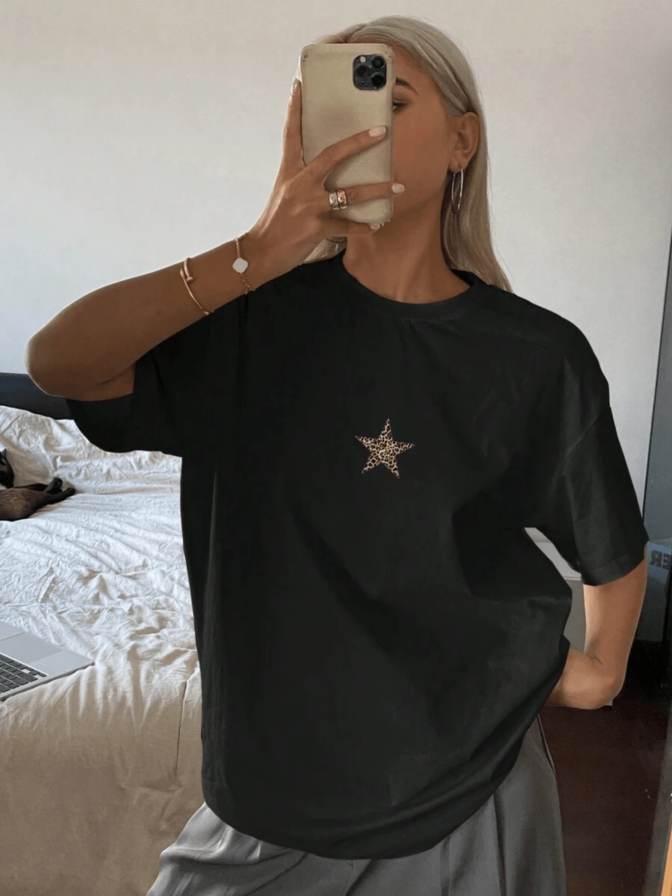 The Star With A Leopard Print Symbolizes Strength, Elegance, And Feminine Confidence, Representing Inner Light And Modern Independence. This Comfortable And Versatile Women's Casual T-Shirt Is Stylish, Modern, And Versatile. - 黑色 - 查看 1