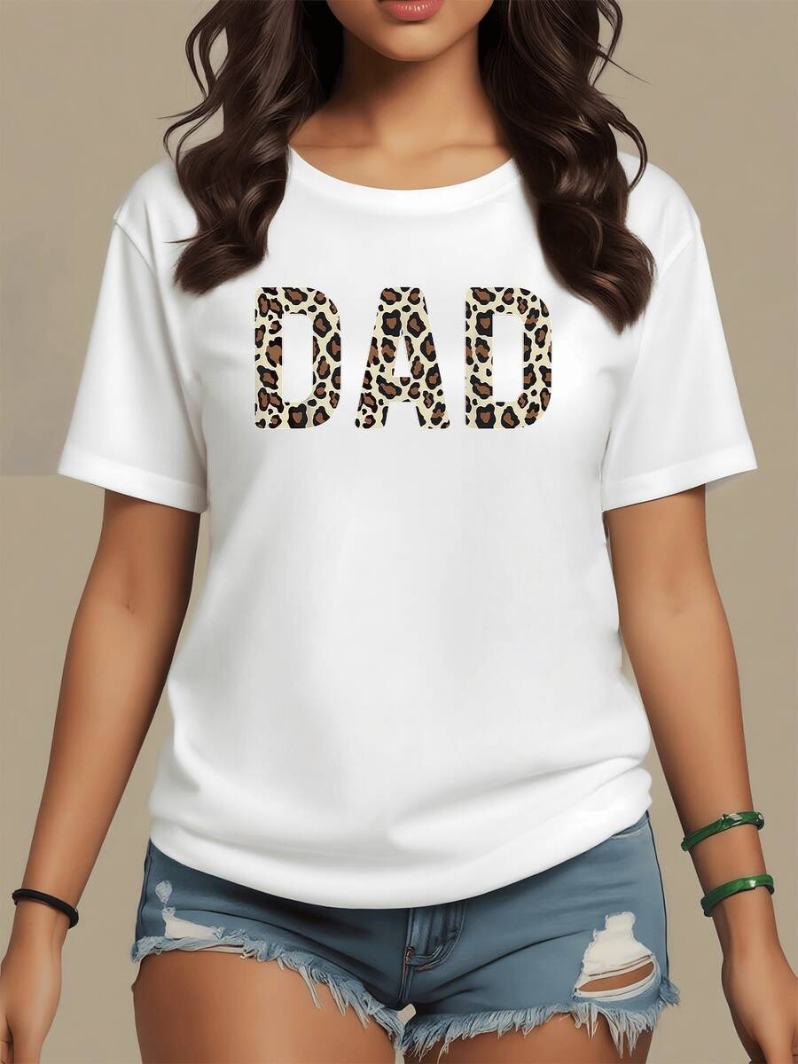 Large Lettering Spelling Out "DAD" Decorated With A Leopard Print Symbolizes Strength, Character, And A Loving And Proud Family Bond. A Comfortable And Modern Casual Women's T-Shirt For Everyday Wear. - 白色 - 查看 1