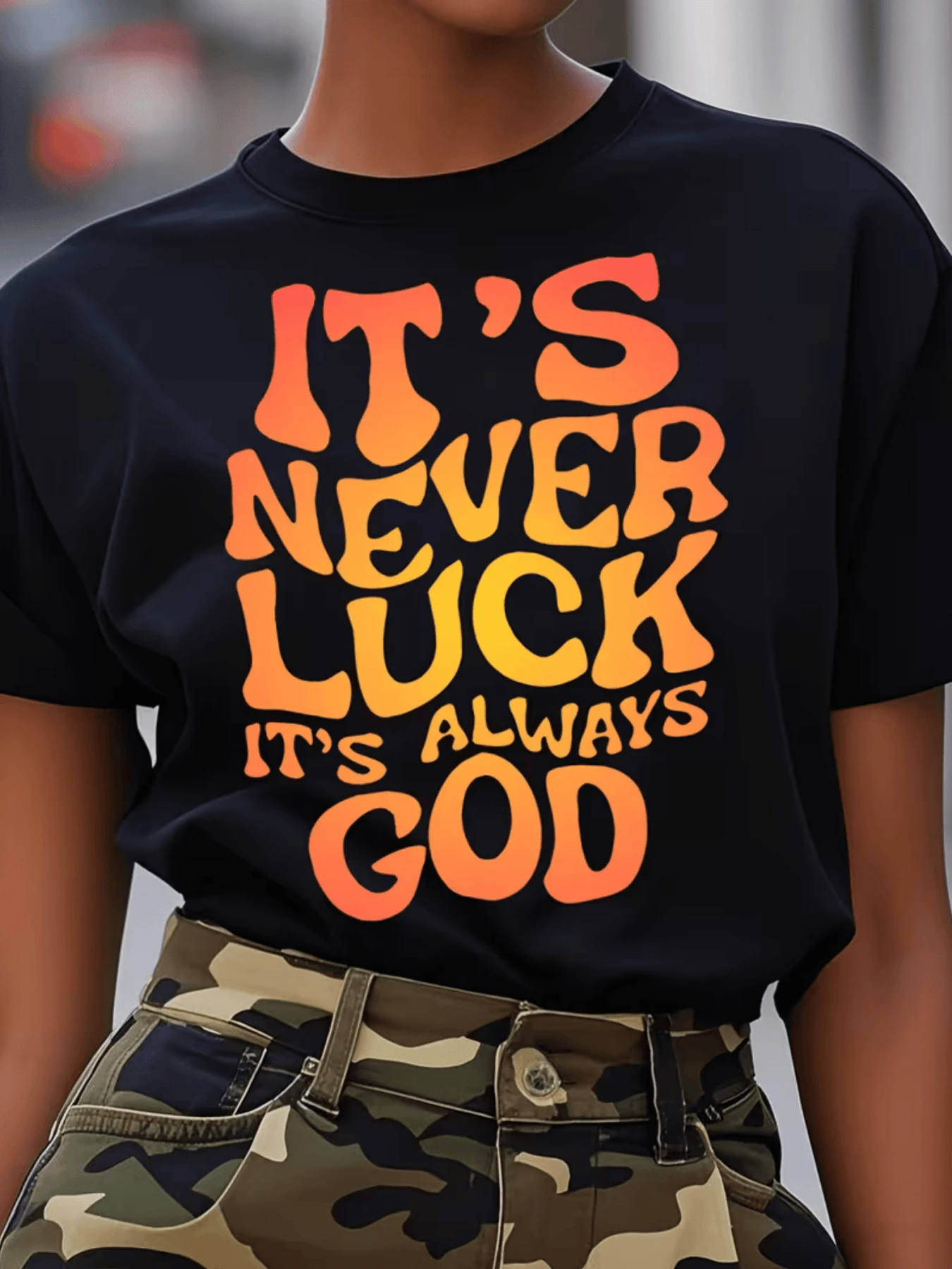 Frase motivadora con letras grandes en degradado naranja que transmite fe y esperanza destacando una actitud positiva hacia la vida camiseta de mujer casual moderna cómoda para diario - Negro - Ver 1