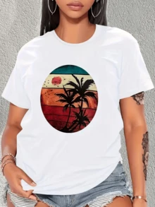 Tropical Sunset With Silhouetted Palm Trees Against The Sea Evoking Calm, Freedom, And The Warm Tones Of The Horizon. Women's Casual, Modern, Comfortable T-Shirt For Summer - 白色 - 查看 1