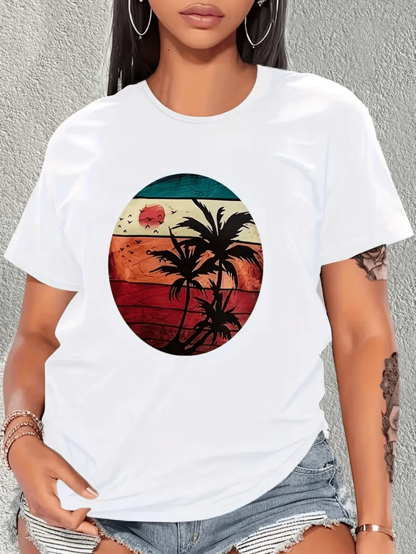 Tropical Sunset With Silhouetted Palm Trees Against The Sea Evoking Calm, Freedom, And The Warm Tones Of The Horizon. Women's Casual, Modern, Comfortable T-Shirt For Summer - 白色 - 查看 1