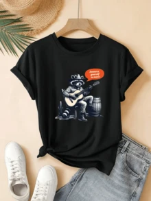 Mapache con sombrero tocando guitarra junto a un barril bajo la luz suave simboliza disfrutar la música con espíritu libre y alegría camiseta de mujer casual moderna y cómoda para uso diario - Negro - Ver 8