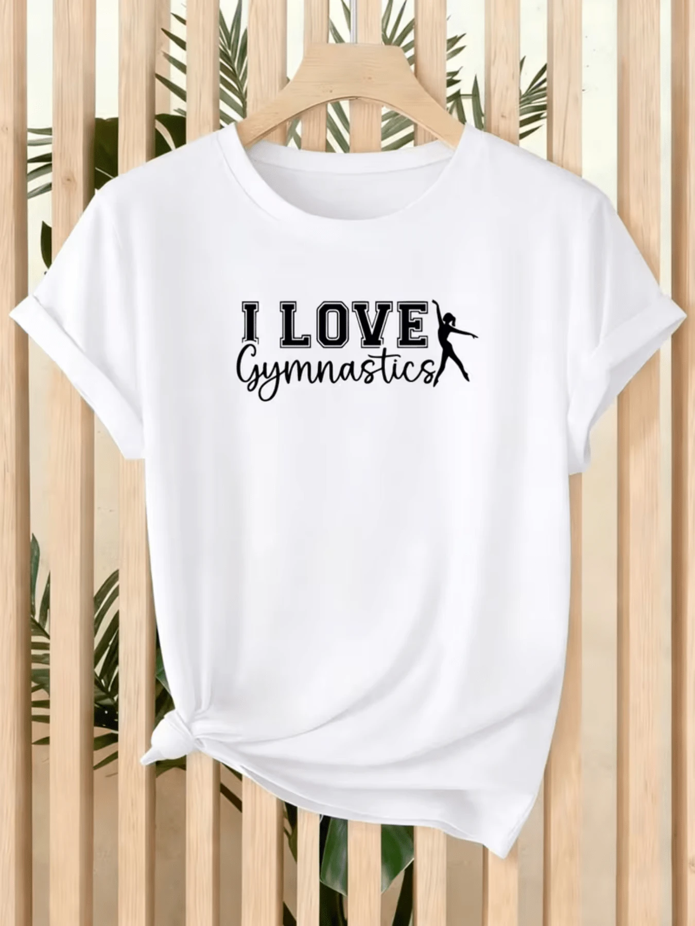 Frase motivadora que expresa pasión por la gimnasia mostrando una silueta femenina en movimiento elegante que simboliza fuerza equilibrio y amor por el deporte camiseta de mujer casual cómoda y moderna - Blanco - Ver 1