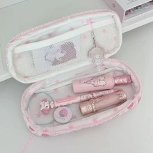 可爱粉色草莓格子绗缝铅笔盒，内含小猪造型中性笔套装，大容量可爱文具收纳包，心形拉链，美观的女生学习用品套装，返校礼物，学生笔袋配0.5mm墨水笔 - 套裝 - 查看 2