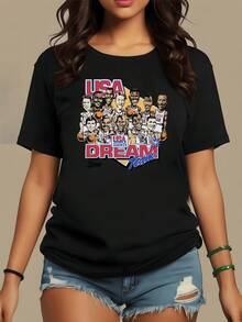 Jugadores de baloncesto celebrando unidos bajo el título USA Dream Team simbolizando trabajo en equipo pasión y orgullo deportivo en camiseta de mujer casual moderna cómoda para uso diario - Negro - Ver 1