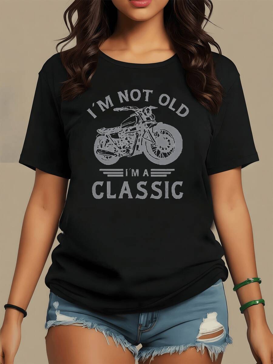 Motocicleta vintage con mensaje que celebra la confianza de quien valora la esencia atemporal de lo clásico y la fuerza interior que el tiempo perfecciona camiseta de mujer casual moderna cómoda para uso diario - Negro - Ver 1