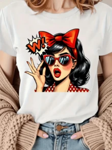 Figura colorida inspirada en arte pop con mujer de cabello oscuro y gran lazo rojo que expresa sorpresa y energía moderna ideal para transmitir actitud creativa femenina camiseta de mujer casual cómoda para diario - Blanco - Ver 1