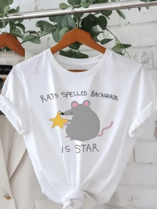 Ratita gris sosteniendo una estrella amarilla simboliza la magia de hallar luz en lo simple y transforma el sentido de las palabras con ternura y humor camiseta de mujer casual moderna cómoda ideal para uso diario - Blanco - Ver 6
