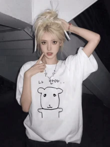 A Cute Animal Figure Drawn With Simple Lines Conveys A Sense Of Calm And Sweetness, With Lettering That Evokes Tenderness And A Relaxed Style. This Comfortable And Modern Casual Women's T-Shirt Is Perfect For Everyday Wear. - 白色 - 查看 8