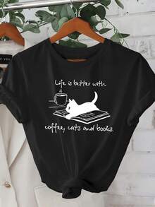 Dibujo que representa la calma de una tarde perfecta con una taza de café un gato descansando sobre un libro evocando tranquilidad y amor por los pequeños placeres camiseta de mujer casual moderna y cómoda para uso diario - Negro - Ver 6