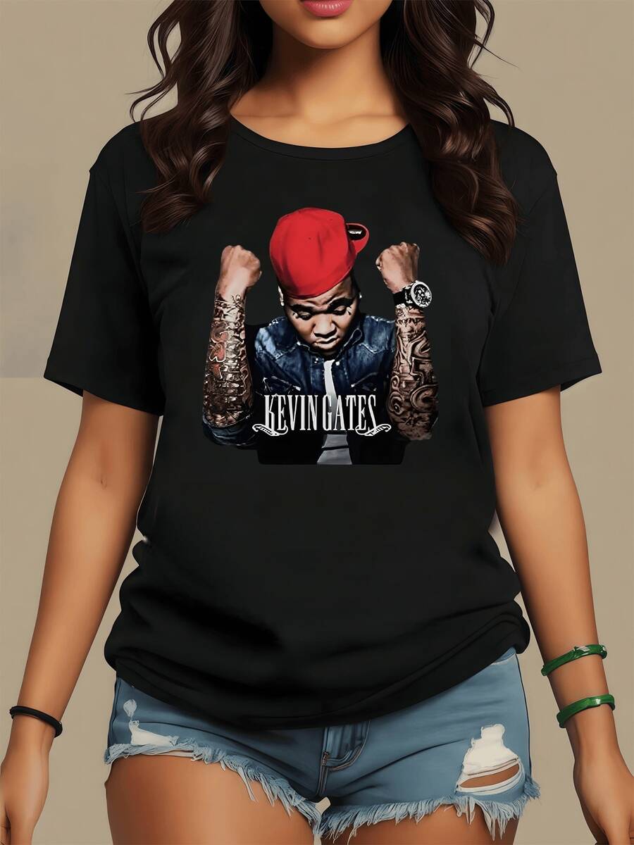Figura de una persona con gorra roja levantando los brazos mostrando tatuajes en ambos brazos simbolizando fuerza y actitud camiseta de mujer casual moderna cómoda para uso diario - Negro - Ver 1
