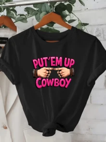 Dos manos alzadas con uñas rojas y pulseras apuntando hacia el frente simbolizan la fuerza femenina la actitud desafiante y el toque divertido del espíritu vaquero camiseta de mujer casual moderna para uso diario - Negro - Ver 8