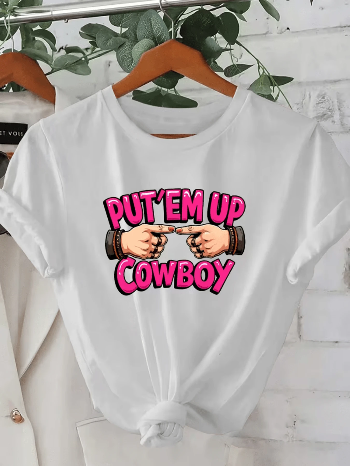 Two Raised Hands With Red Nails And Bracelets Pointing Forward Symbolize Feminine Strength, A Defiant Attitude, And A Playful Touch Of The Cowboy Spirit. A Modern, Casual Women's T-Shirt For Everyday Wear. - 白色 - 查看 1