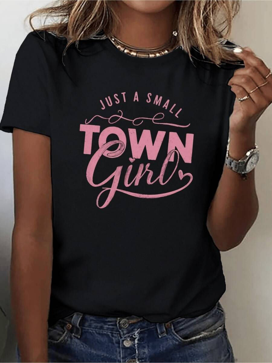 A Motivational Phrase Expressing Pride In The Roots Of A Simple Girl Who Values The Quiet And Authentic Life In Her Small Town Conveys Confidence And Charm. A Modern, Casual Women's T-Shirt For Everyday Wear. - 黑色 - 查看 1