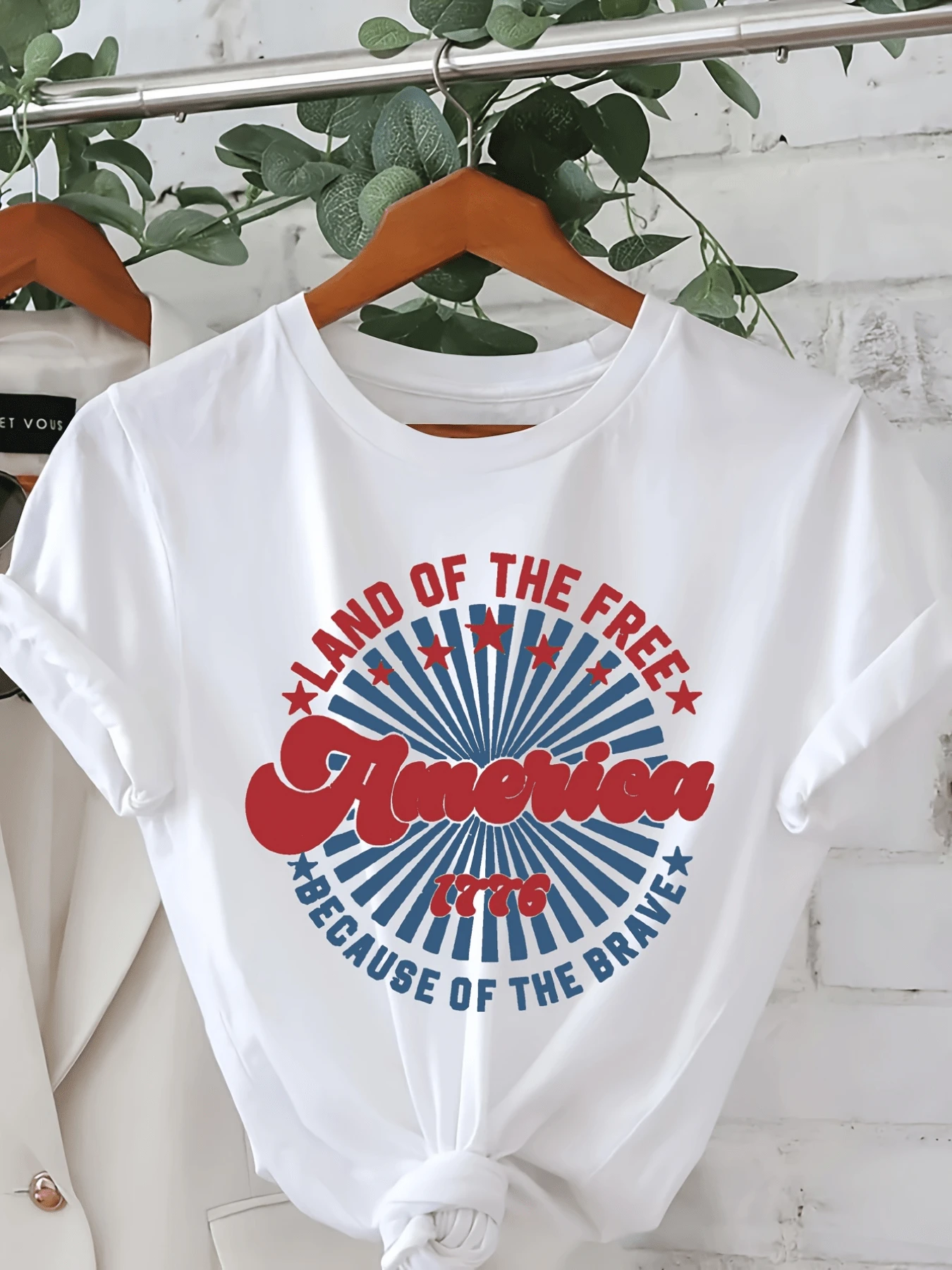 Patriotic Print Symbolizing Freedom And Courage With Red Stars And Blue Rays Radiating Energy, Recalling The Pride Of A Strong And United Country. Comfortable And Modern Casual Women's T-Shirt - 白色 - 查看 1