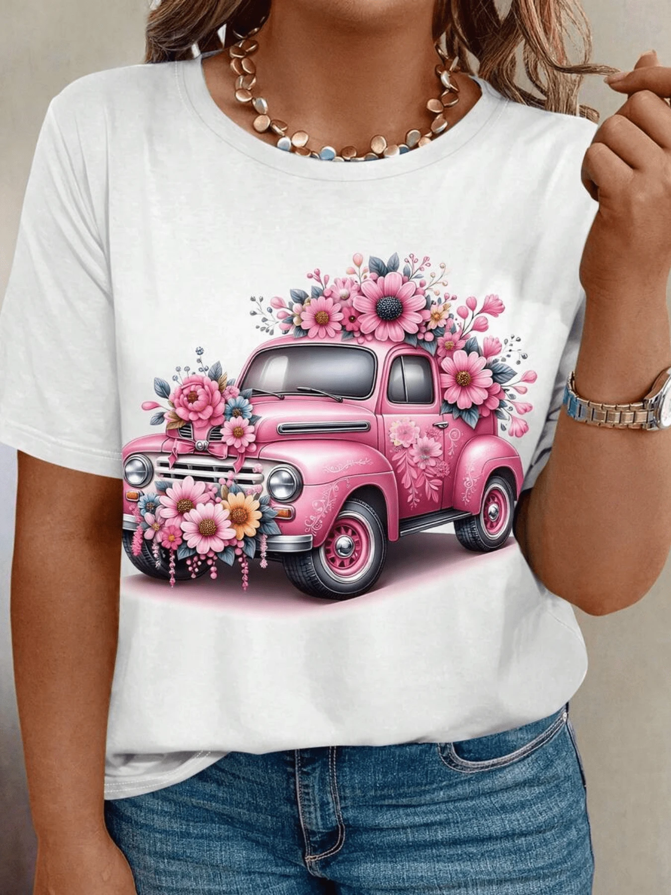 Camioneta rosa cubierta de flores que simbolizan la frescura la alegría y el espíritu libre de una mujer moderna combinando tonos vivos y detalles románticos camiseta de mujer casual y cómoda para uso diario - Blanco - Ver 1
