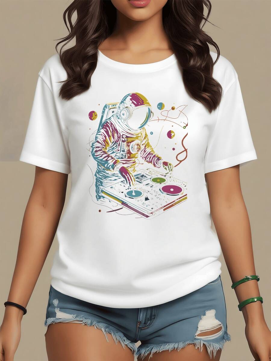 Astronauta mezclando música en una consola flotando entre planetas de colores que simbolizan energía creatividad y libertad en el universo camiseta de mujer casual moderna para uso diario - Blanco - Ver 1