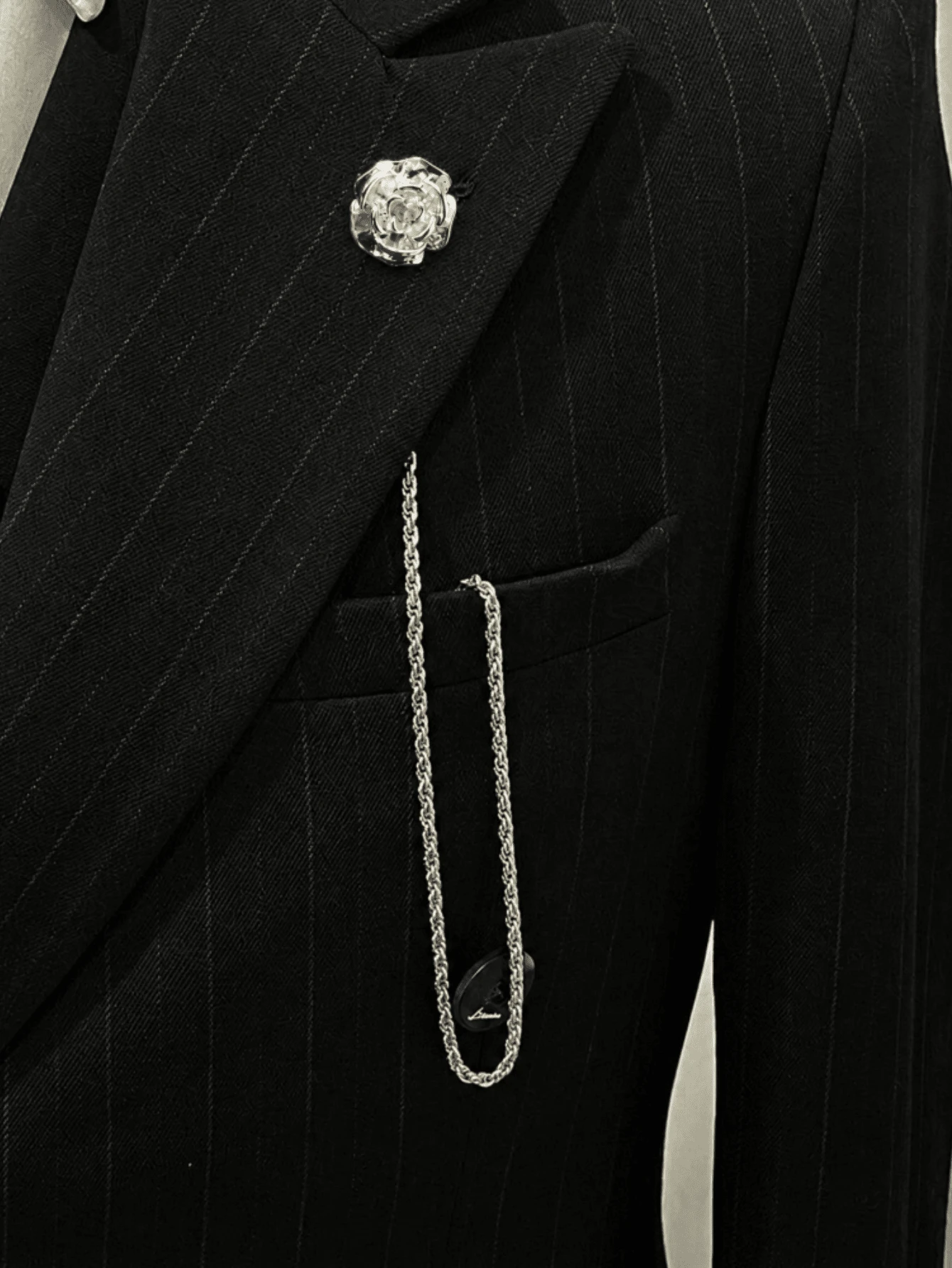 1pc New Arrival European And American Men's Metal Chain Brooch, Personalized Fashion Lapel Pin, High-End Alloy Black Luxury Accessory, Rose Decor Suit Accessory, Gift