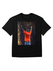 Bieber Justice Tour Newark II oversized T-shirt är det perfekta valet för avslappnad streetwear och urbant mode. Det är en skjorta gjord av 100% lätt och luftigt tyg, med hållbara tryck och stilfulla slogans, vilket gör den perfekt för vardagsbruk, festivaloutfits för kvinnor, t-shirts, sommarkläder, festkläder, dagligt bruk och utmärkt för fester och familjesemester. - Svart - Visa 1