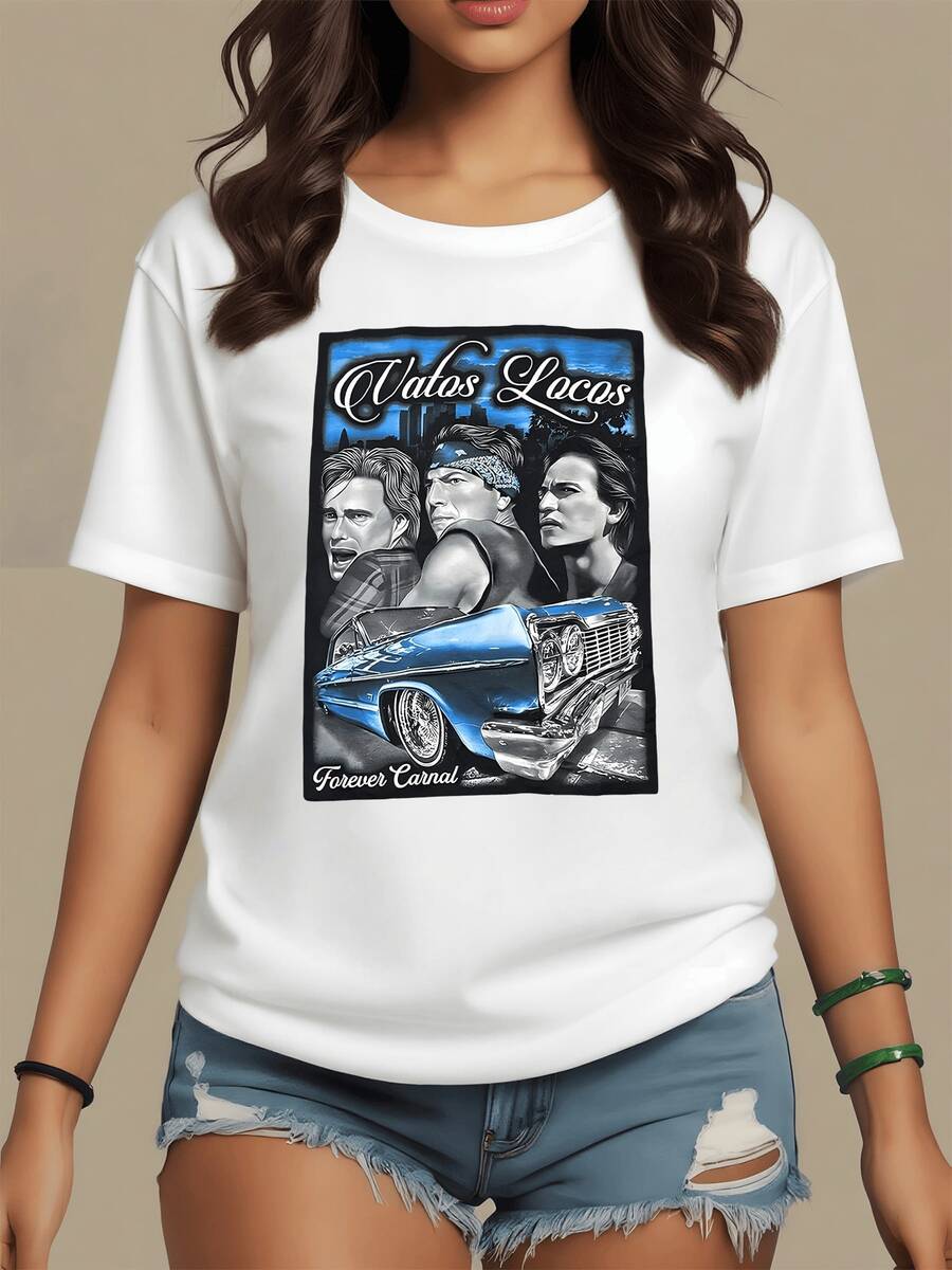 Auto clásico azul con tres figuras urbanas que evocan amistad lealtad y cultura callejera en una escena nocturna con luces de ciudad y espíritu  camiseta de mujer casual cómoda y moderna - Blanco - Ver 1