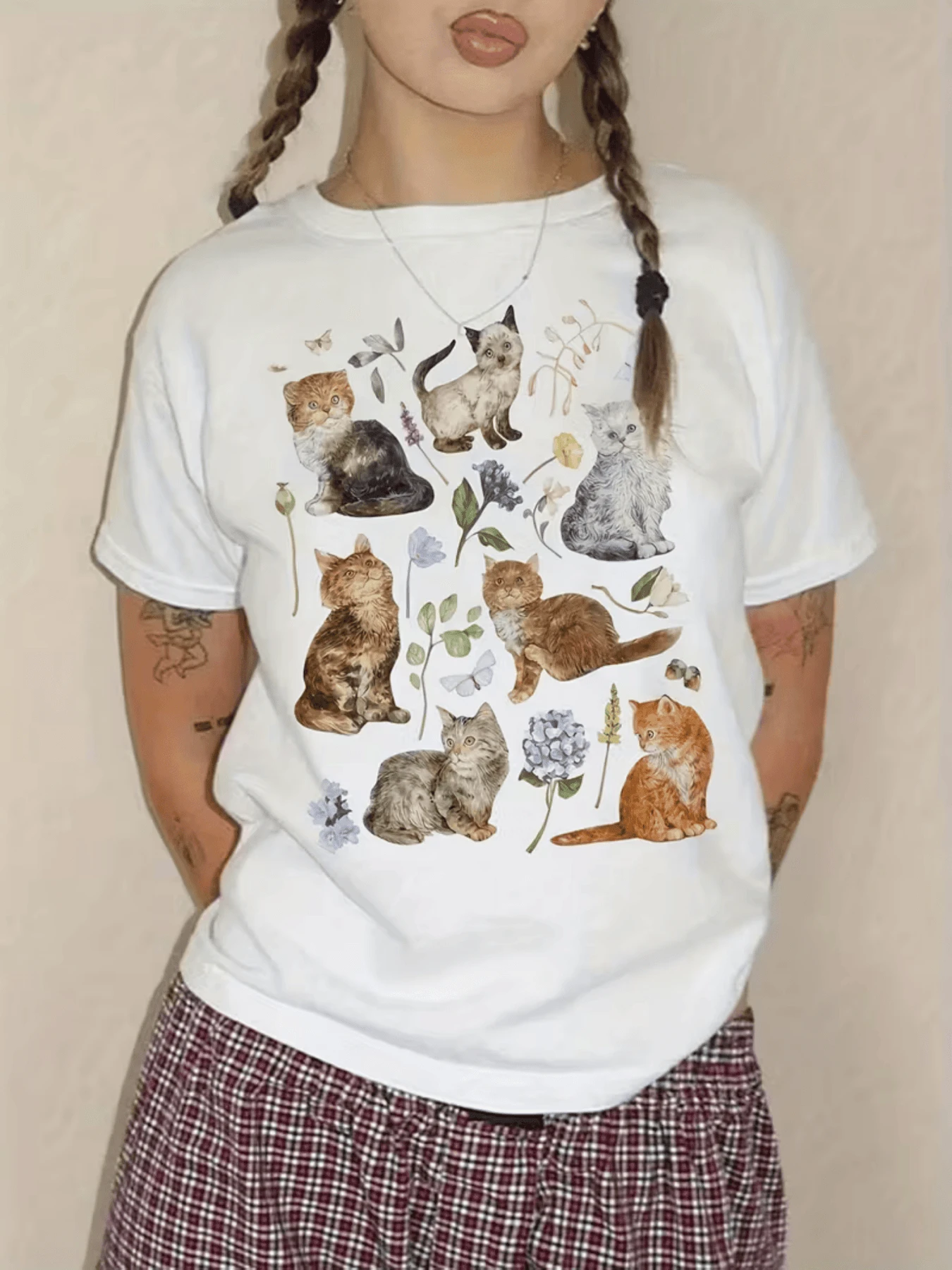 Gatos de apariencia dulce rodeados de flores silvestres y mariposas transmiten calma ternura y amor por la naturaleza camiseta de mujer casual cómoda para uso diario - Blanco - Ver 1