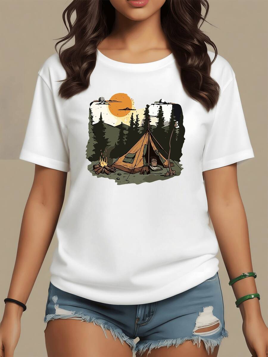 A Warm Sunset Over Snow-Covered Mountains With A Campsite Surrounded By Pine Trees And A Lit Campfire Evokes Freedom, Nature, And Calm. A Comfortable, Casual Women's T-Shirt For Outdoor Adventures. - 白色 - 查看 1