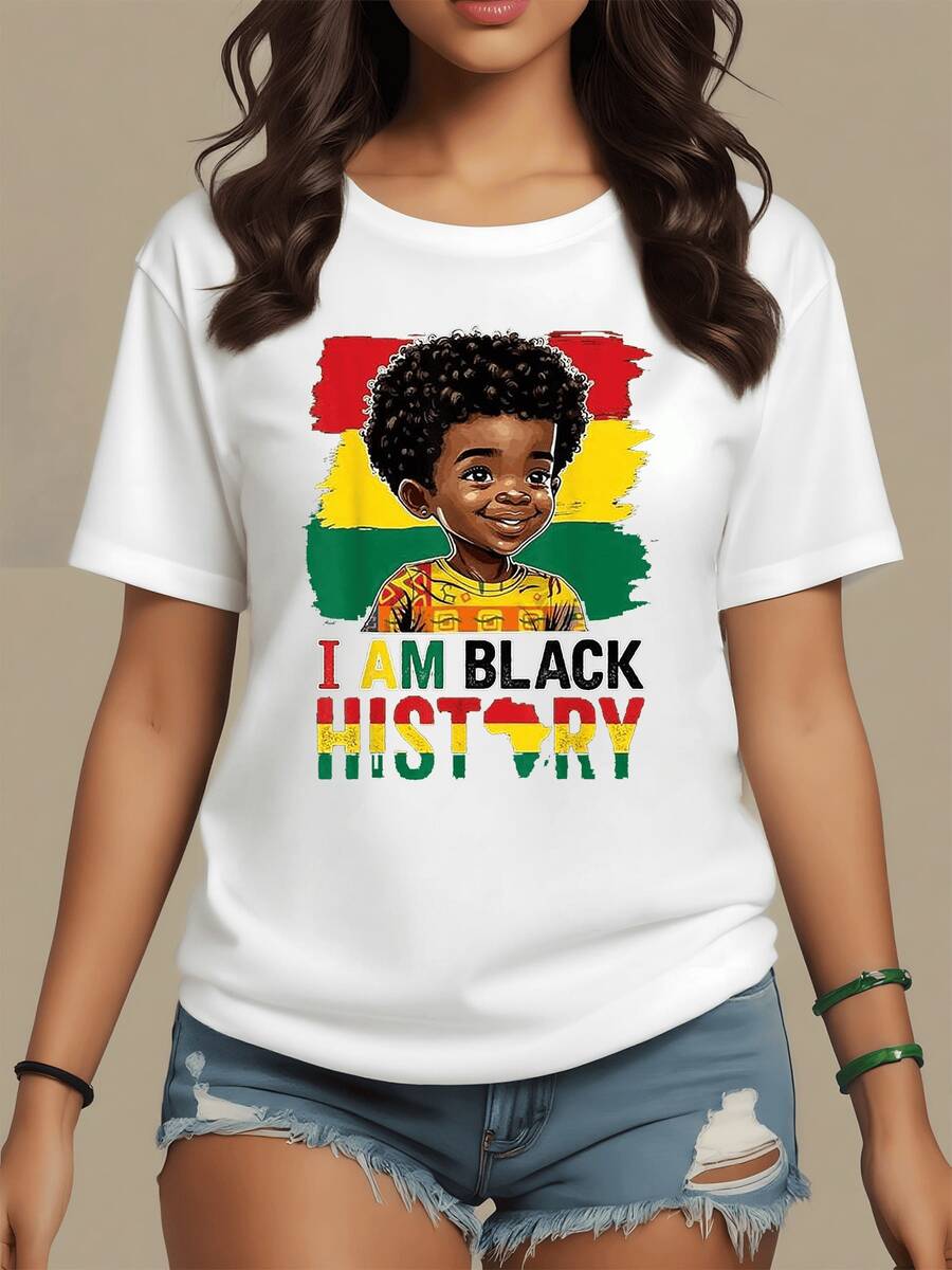 Figura central que celebra la identidad afrodescendiente mostrando orgullo y conexión con las raíces culturales acompañada de colores vibrantes rojo amarillo y verde con mensaje poderoso camiseta de mujer casual moderna - Blanco - Ver 1
