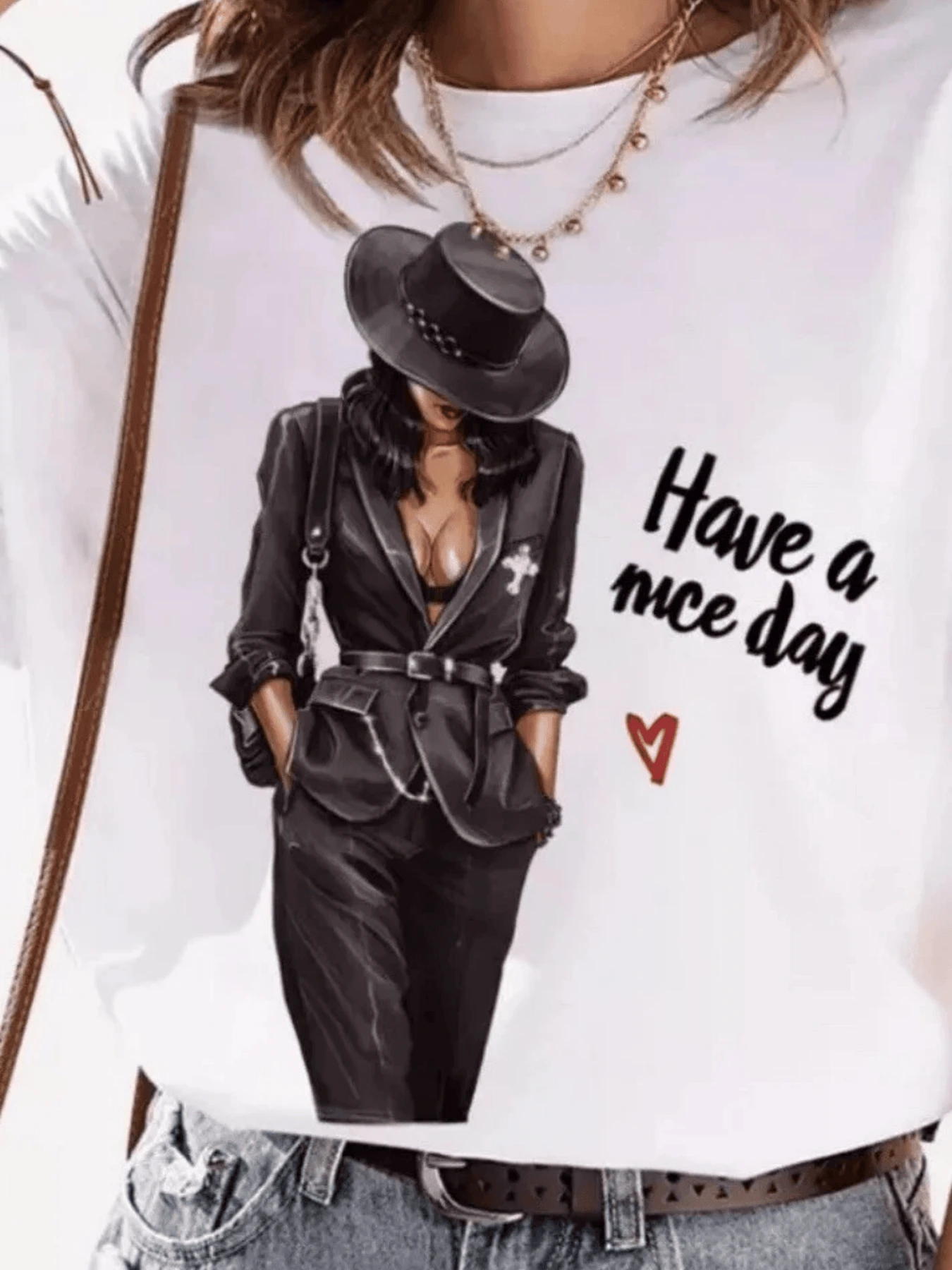 Elegant Woman Dressed In A Dark Suit And Wide-Brimmed Hat, Confident Attitude, Accompanied By A Positive Message That Inspires Confidence And Energy Every Day. Modern, Comfortable Casual Women's T-Shirt For Everyday Wear. - 白色 - 查看 1