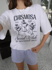 Three Relaxed Women Inside Cocktail Glasses Represent The Fun Among Friends And The Social Spirit Of Sharing Unique Moments With Style And Joy. A Comfortable, Modern Casual Women's T-Shirt, Ideal For A Get-Together Or A Night Out. - 白色 - 查看 8