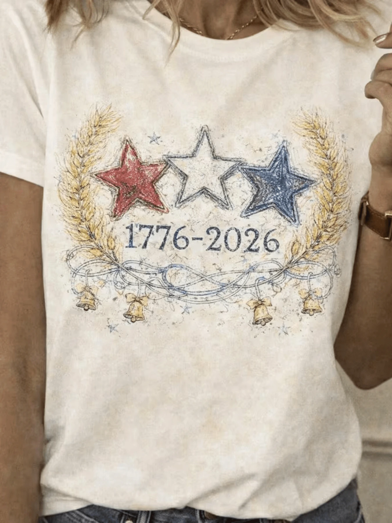 Tres estrellas en rojo blanco y azul rodeadas por ramas doradas y cintas que simbolizan la celebración del espíritu libre y la unidad entre generaciones camiseta de mujer elegante y moderna - Blanco - Ver 1