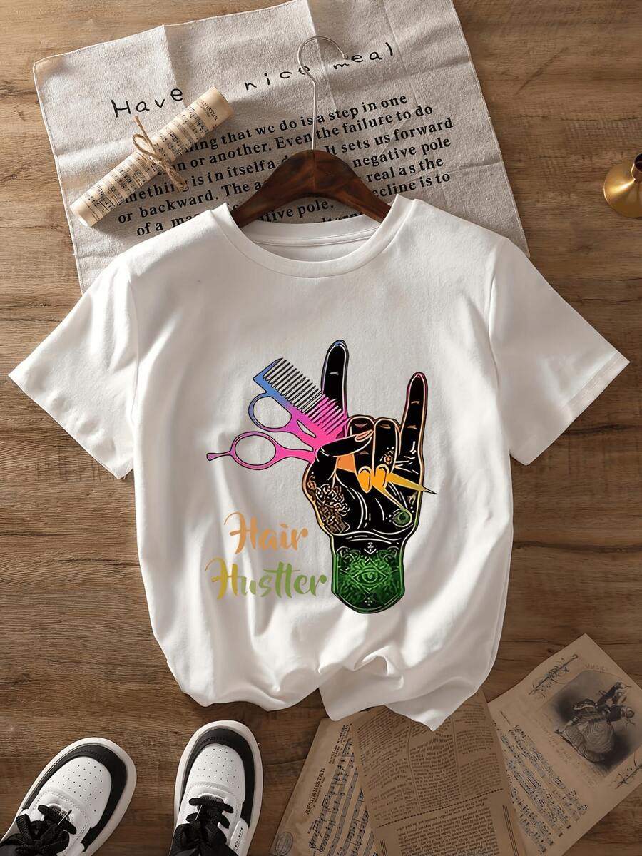 Mano levantada con peineta tijeras y colores vivos que simbolizan creatividad energía y orgullo del trabajo en el arte del cabello camiseta de mujer casual cómoda moderna para estilistas - Blanco - Ver 1