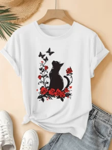 A Black Cat Among Red Roses Gazing At Butterflies Symbolizes Mysterious Elegance And A Spiritual Connection With Nature, Conveying Calm, Freedom, And Profound Beauty. A Modern, Casual Women's T-Shirt For Everyday Wear. - 白色 - 查看 1