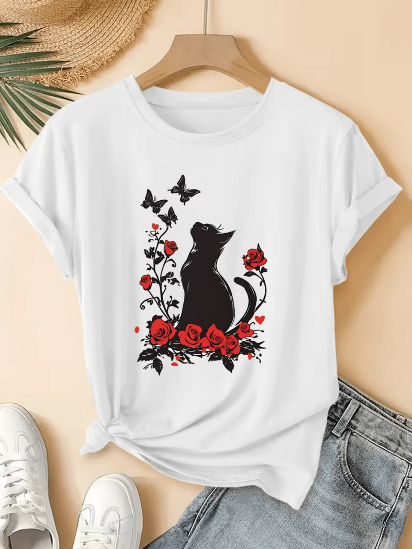 A Black Cat Among Red Roses Gazing At Butterflies Symbolizes Mysterious Elegance And A Spiritual Connection With Nature, Conveying Calm, Freedom, And Profound Beauty. A Modern, Casual Women's T-Shirt For Everyday Wear. - 白色 - 查看 1