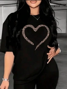 Corazón formado por detalles de patrón animal que simboliza fuerza interior y pasión auténtica reflejando un estilo moderno y elegante perfecto para expresar amor propio y confianza camiseta de mujer casual cómoda para uso diario - Negro - Ver 1