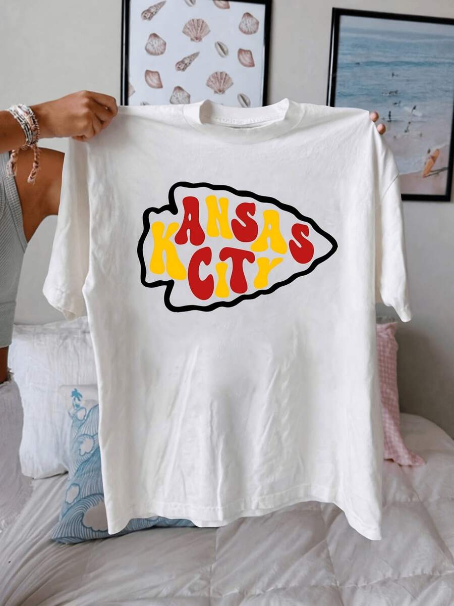 Arrow-Shaped Design With Large Red And Yellow Lettering That Evokes Urban Energy And Sporting Passion In A Modern, Vibrant Style. Women's T-Shirt For Comfortable And Attractive Casual Wear For Any Occasion. - 白色 - 查看 1