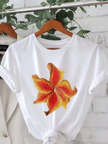 Flor tropical anaranjada y amarilla que simboliza energía vital optimismo y calidez veraniega inspirando alegría y frescura camiseta de mujer casual moderna - Blanco - Ver 6