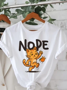 Gato naranja mostrando actitud decidida mientras lanza una fruta coronada simbolizando independencia humor y energía positiva camiseta de mujer casual moderna cómoda para uso diario - Blanco - Ver 6