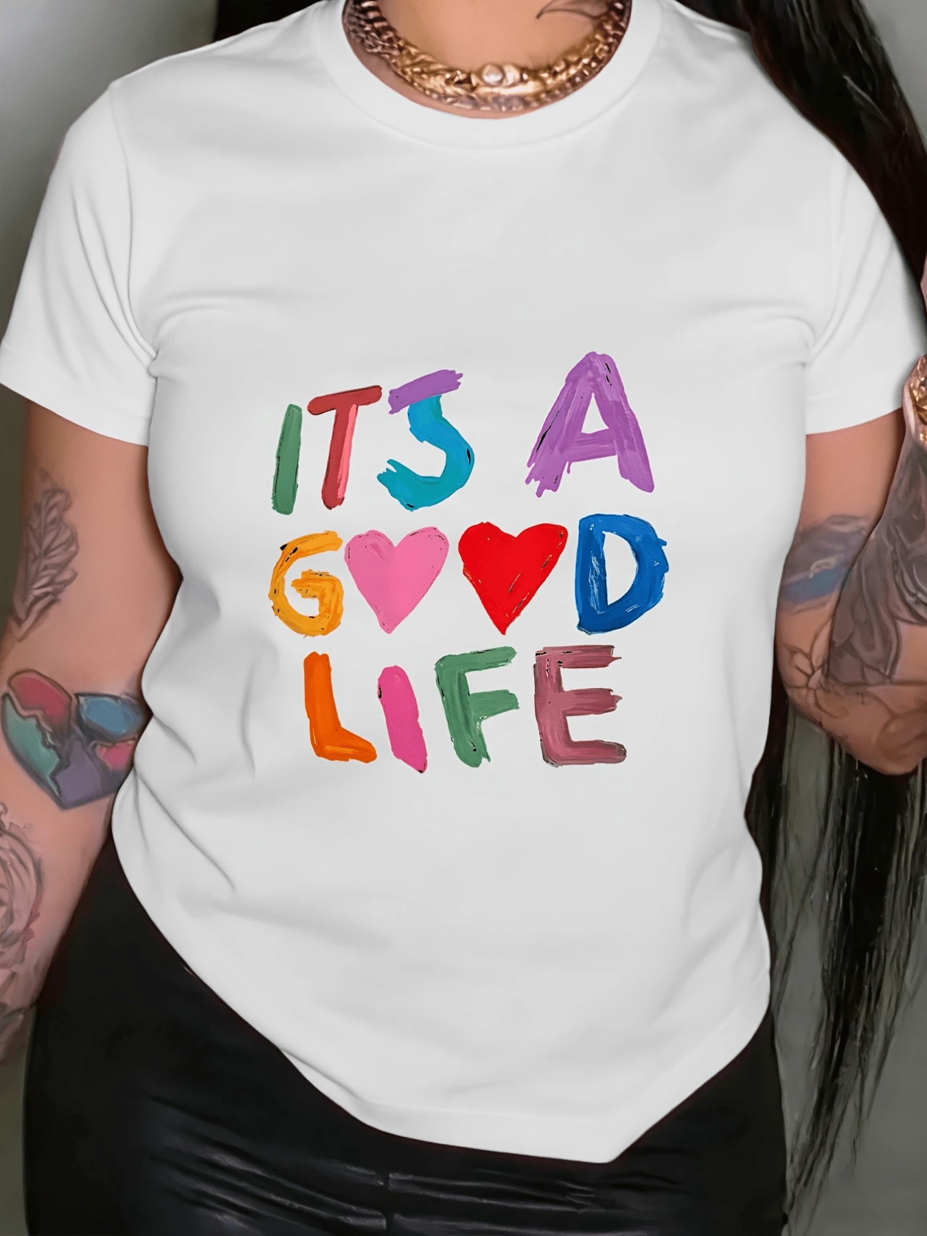 Colorful Phrase With Hand-Painted Lettering That Conveys Positive Energy And Self-Love With Red Hearts Symbolizing Joy And Optimism. Comfortable Casual Women's T-Shirt Ideal For Everyday Wear. - 白色 - 查看 1