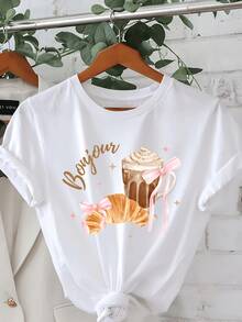 Croissant dorado con lazo rosa junto a taza de café con espuma evocando amanecer parisino lleno de encanto francés y energía positiva camiseta de mujer casual cómoda ideal para diario - Blanco - Ver 1
