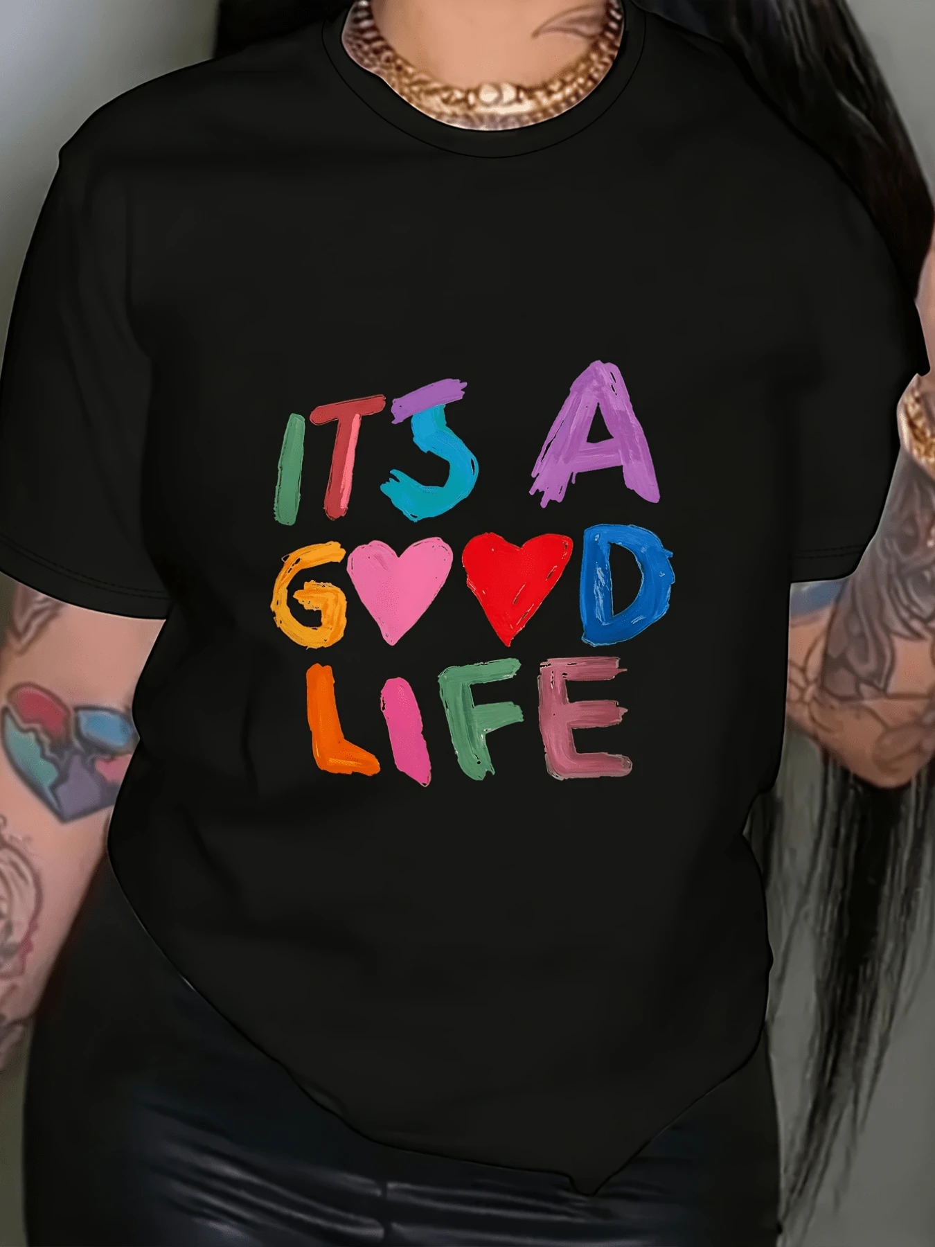 Colorful Phrase With Hand-Painted Lettering That Conveys Positive Energy And Self-Love With Red Hearts Symbolizing Joy And Optimism. Comfortable Casual Women's T-Shirt Ideal For Everyday Wear. - 黑色 - 查看 1