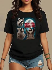 Tres mapaches curiosos bebiendo refresco frente a una luna brillante que refleja un ambiente nocturno divertido y lleno de imaginación camiseta de mujer casual moderna perfecta para uso diario - Negro - Ver 8